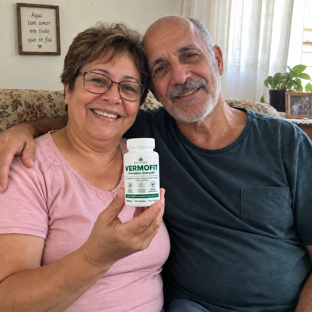 Casal segurando um frasco de VermoFit — Sofá estampado